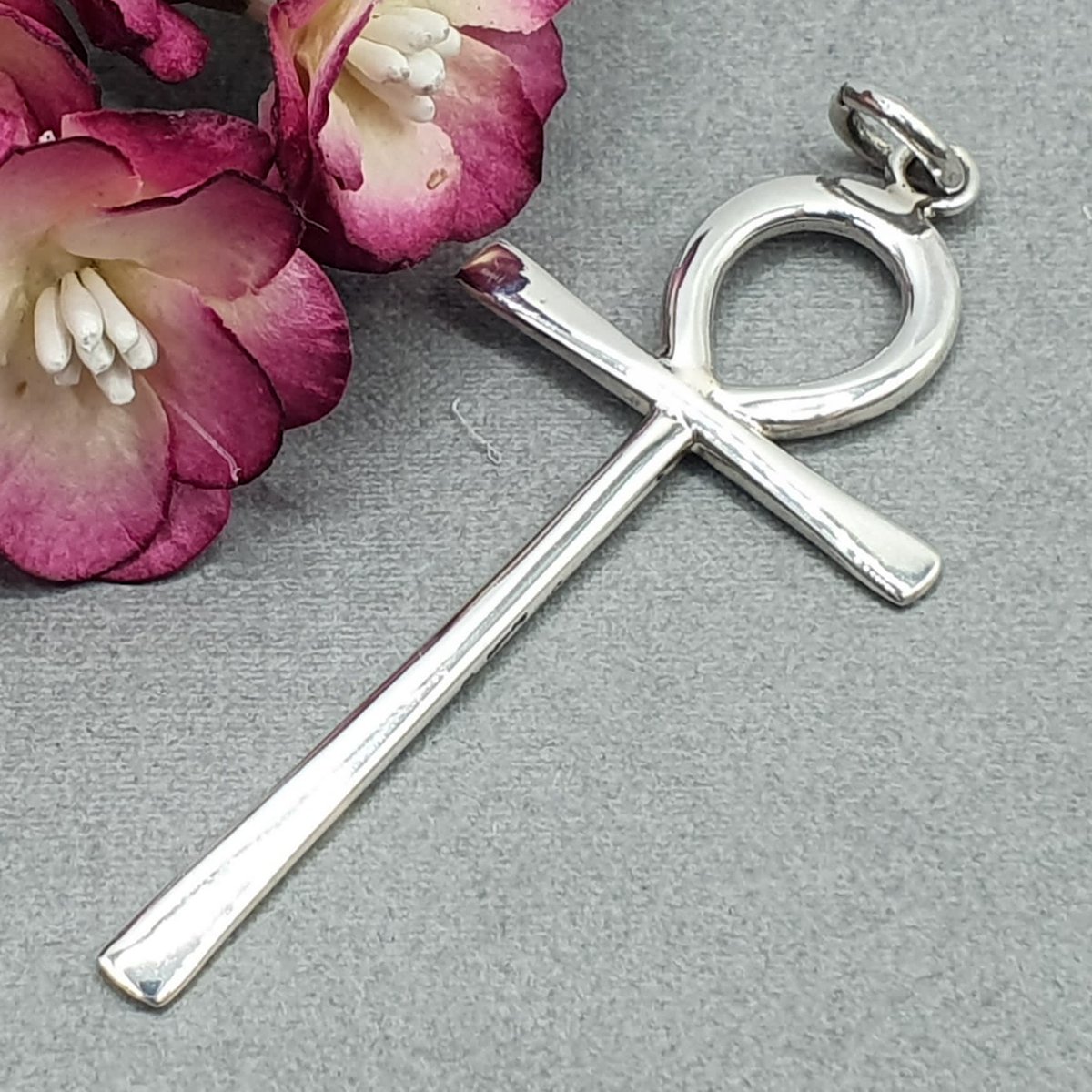 Escottjewellery's tweet image. Endless
Inspired by the Sandman graphic novels by Neil Gaiman, the Endless is a large, hand hammered solid silver ankh.

Available with full info and more pics at emmascottjewellery.com/product-page/e…
#womaninbizhour #theendless #Sandman #TheSandman #ankh #Cross #Endless