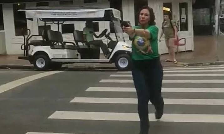 ManginiJanaina's tweet photo. @paulobilynskyj1 Faz o L fora Lula e apoia a rainha do tiroteio que deveria ser presa, a Barbelita https://t.co/KRVedtSMV3