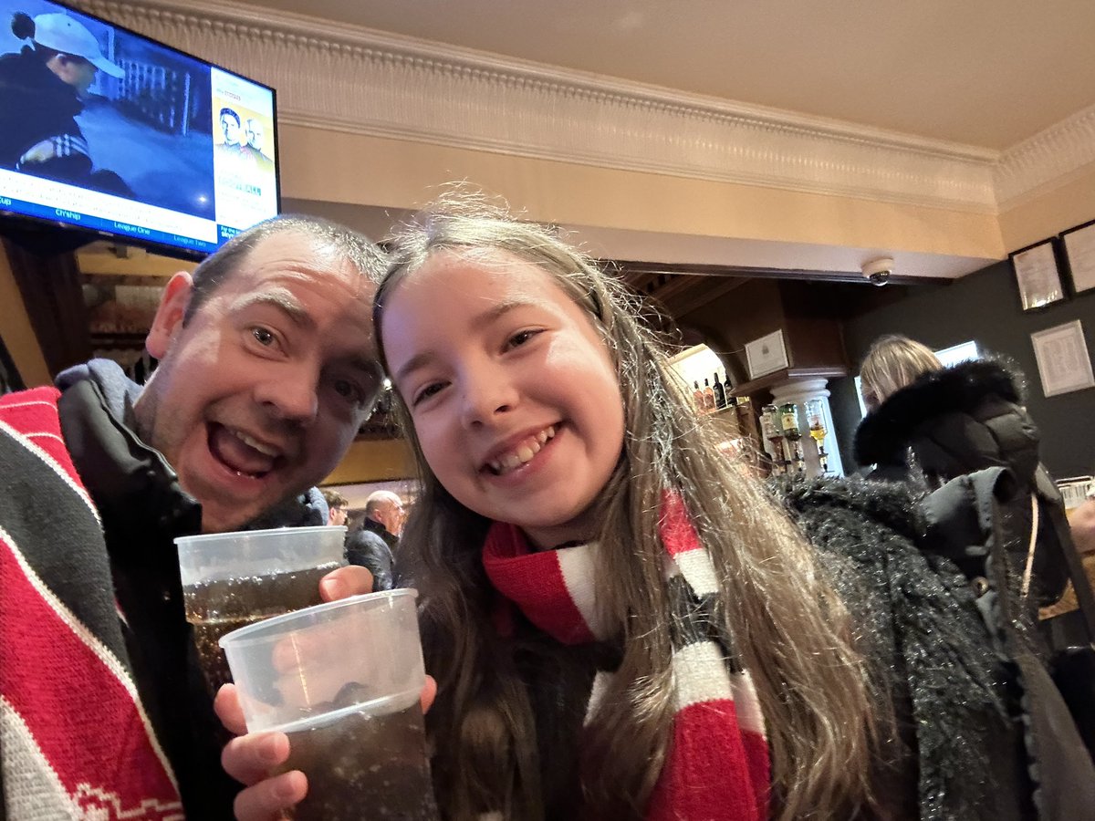 evmanuk's tweet photo. Daddy-daughter time! Starting at the pub. https://t.co/aN72lrdHw9