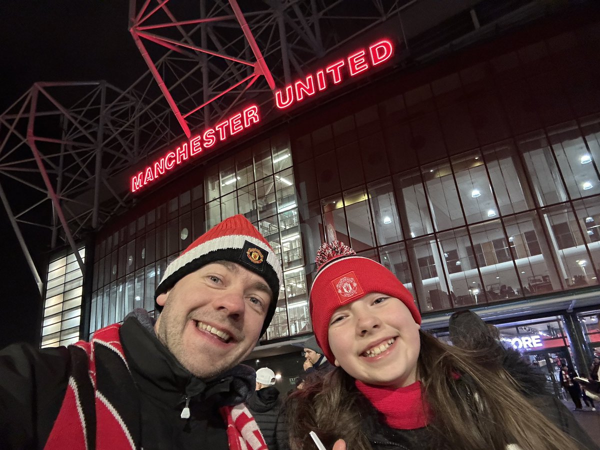 evmanuk's tweet photo. Daddy-daughter time! Starting at the pub. https://t.co/aN72lrdHw9