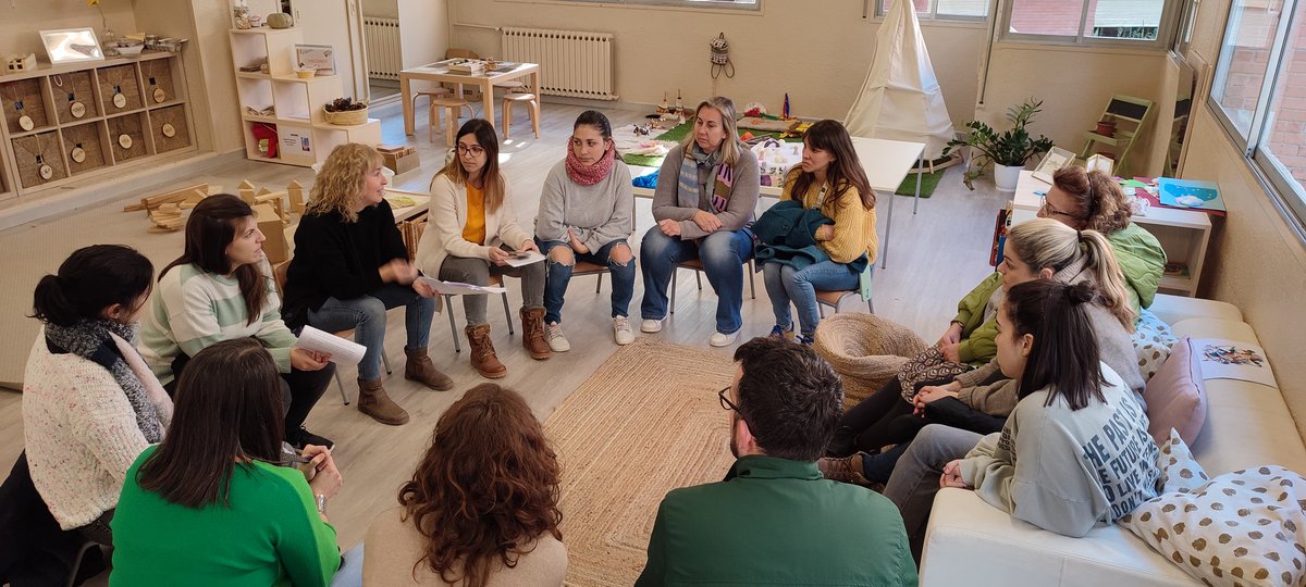 EscolaGayarre's tweet photo. És molt important compartir coneixements dins de la pròpia comunitat docent. Avui les mestres de Petites ens han explicat el què, el com i el perquè dels ambients de lliure circulació i hem pogut veure les diferents propostes d'aprenentatge que s'ofereixen als infants a diari. 😊 https://t.co/rn9Jt4VF5K