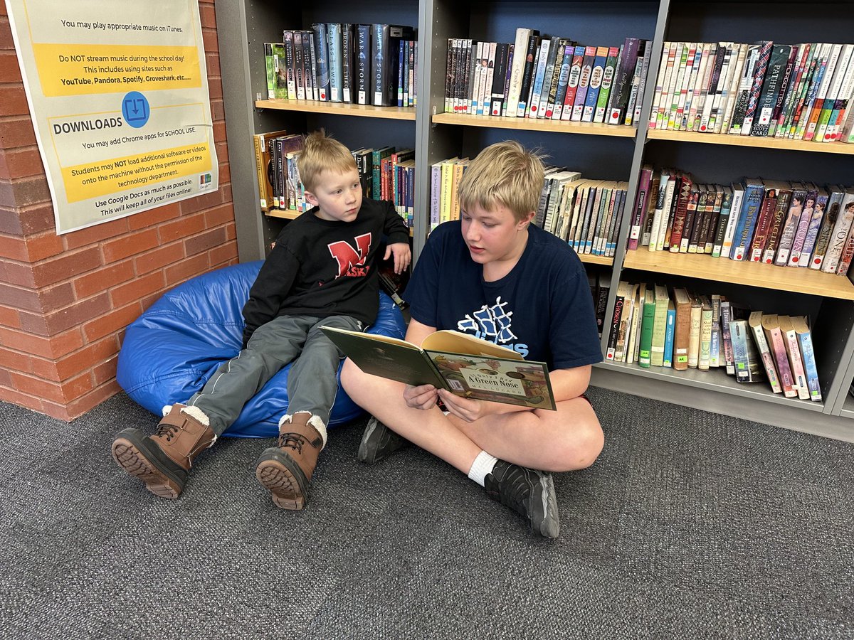 Celebrating #globalreadaloud 📚 day with our MS friends! Thanks ⁦@macysamek⁩ 🤩 and class. #cccougars ⁦@CrossCounty1⁩