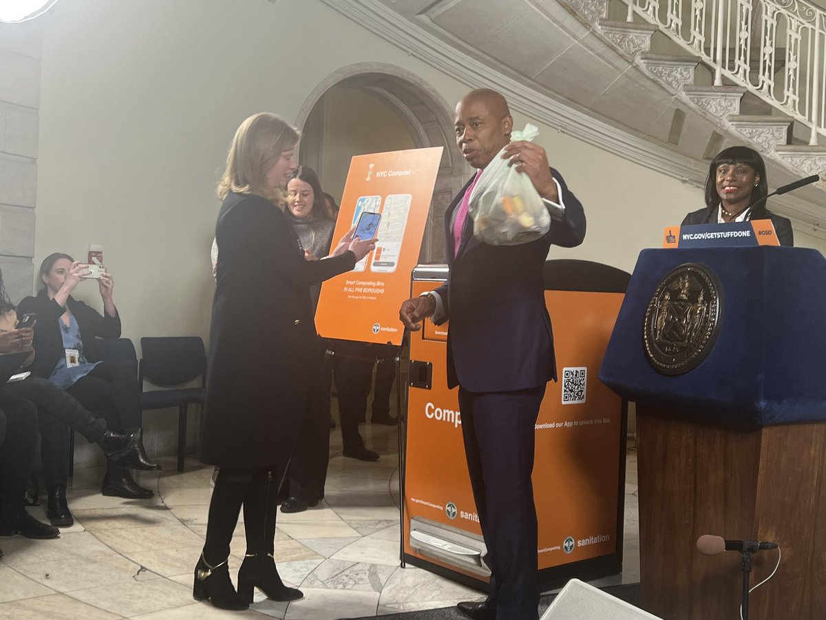 katie_honan's tweet photo. .@NYCMayor tests out the compost bin with his bag of compostable scraps https://t.co/JAVo4vnzOH