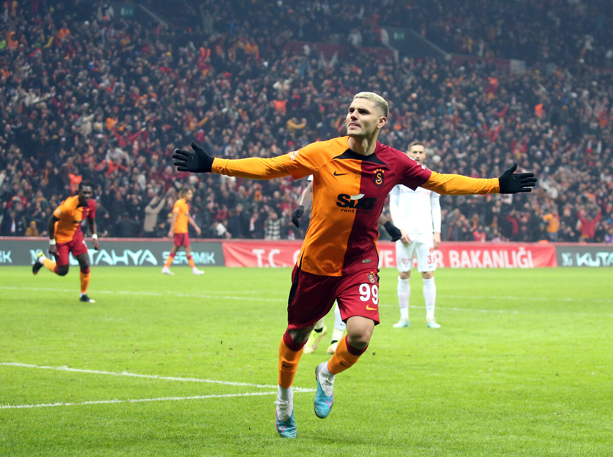 10 - Bu sezon Süper Lig'de en fazla kafa golü atan takım @GalatasaraySK. Sağlısollu.