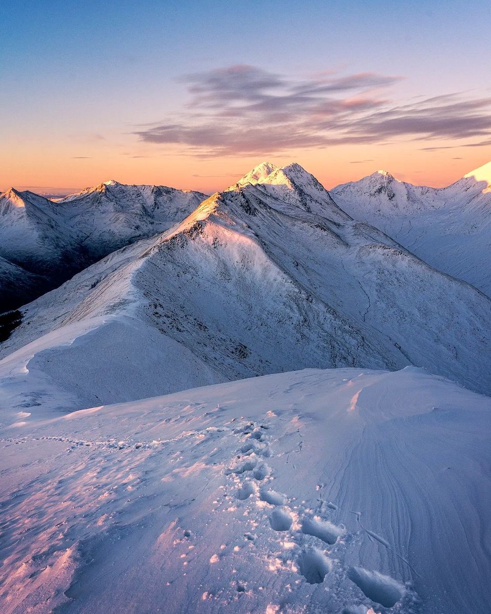 You're never far from a stunning view in the Highlands! 😍🏔️ 

📍 Kintail, #Highlands 📷 IG/munrodrifter #ScotlandIsCalling