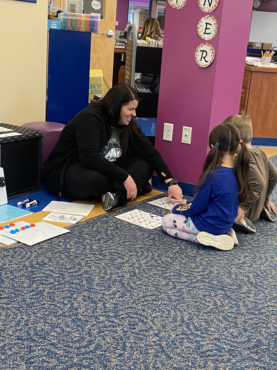 lizzy_malloy's tweet photo. Interactive writing small groups with @JennyS374 supporting our youngest eagles in Kindergarten #loveteachinspire #eaglepride 💚 https://t.co/lSTma38k9x
