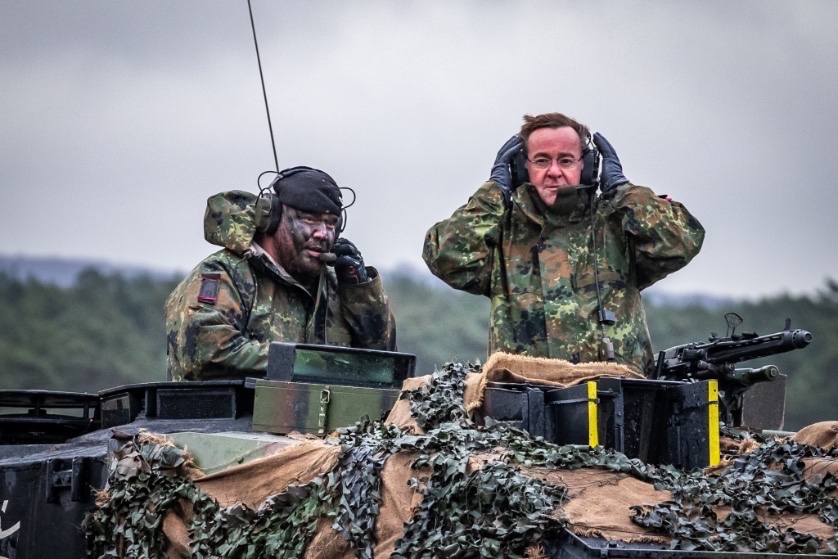 Deutsches_Heer's tweet photo. „Die Ukraine braucht jede Unterstützung“. Beim Besuch im #Panzerbataillon203 #Heer in #Augustdorf spricht Minister Boris Pistorius von @BMVg_Bundeswehr nicht nur mit #Soldatinnen & #Soldaten, sondern auch über den #Leopard2. Alle 14 Panzer für die 🇺🇦 kommen aus diesem #Bataillon. https://t.co/4JZBsDD3cq