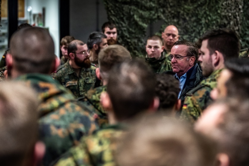 Deutsches_Heer's tweet photo. „Die Ukraine braucht jede Unterstützung“. Beim Besuch im #Panzerbataillon203 #Heer in #Augustdorf spricht Minister Boris Pistorius von @BMVg_Bundeswehr nicht nur mit #Soldatinnen & #Soldaten, sondern auch über den #Leopard2. Alle 14 Panzer für die 🇺🇦 kommen aus diesem #Bataillon. https://t.co/4JZBsDD3cq