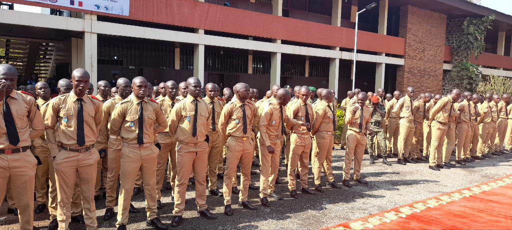 Congratulations à tous nos Élèves magistrats, greffiers et pénitentiaires pour leur belle prestation ce jour à l'occasion de cette cérémonie de passage sous le drapeau et de remise de diplômes. Félicitations à tous les protagonistes et acteurs de cette belle réussite.