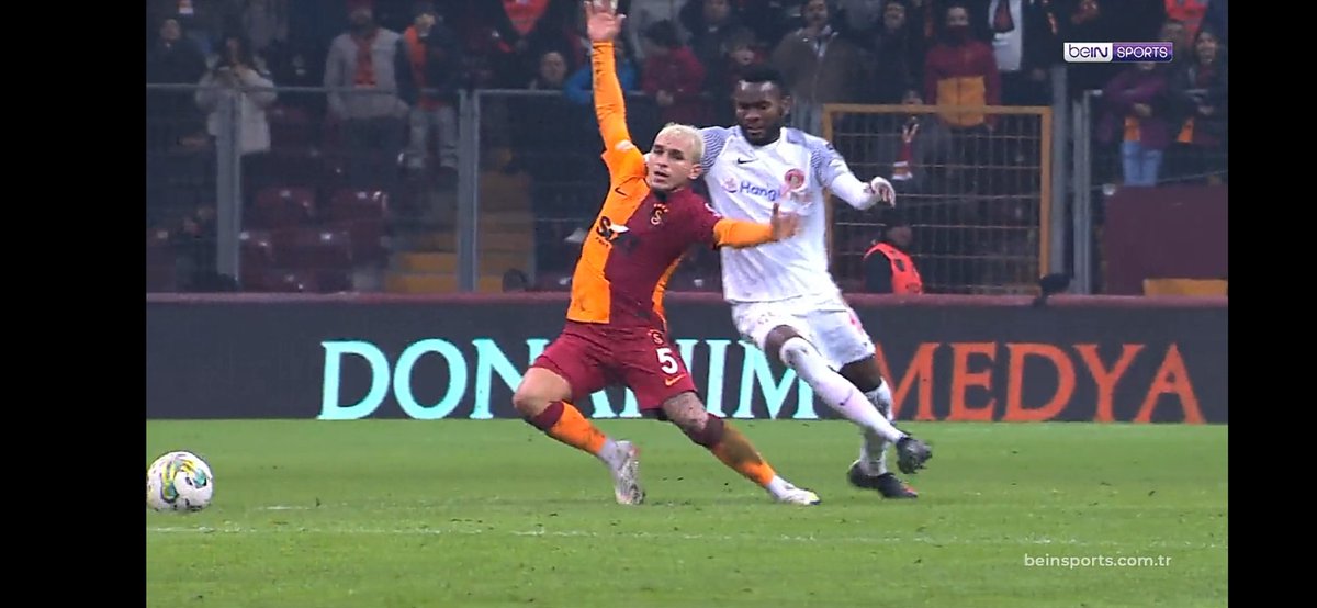 İki görüntü de 2 saniye arayla. Torreira rakibini çekip topu alıyor saniye sonrası ellerini açarak arkasına dönüyor rakibin dokunmasını bekliyor. Kırmızı kart çıkıyor.Hakem ilkini görmüyor ikincisini görüyor.Bu haftayı da Gs, jokerlerle tamamlıyor.