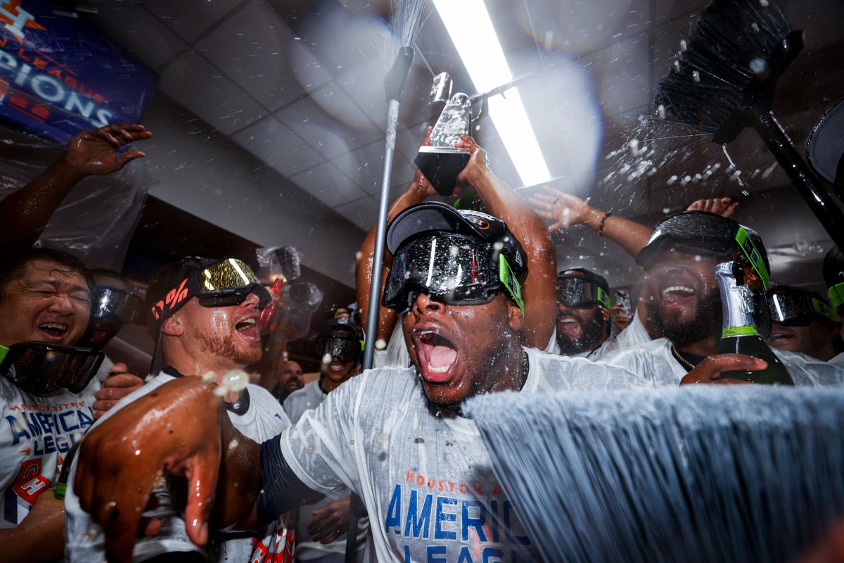EsteBangBang's tweet photo. Remember when the Astros swept the Yankees? https://t.co/7DHwVVlNut