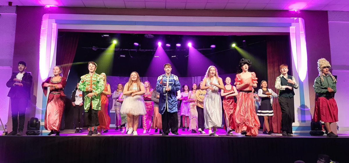 Huge good luck to the cast of <a href="/colaistetreasa/">Coláiste Treasa</a> on their opening night of Cinderella!! Super proud of ye!! Break a leg ⭐️