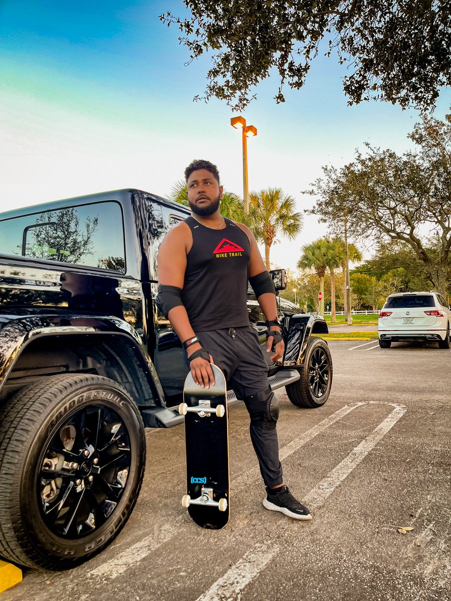 ⚜️Nunca es tarde para aprender algo nuevo 🛹🚀
-Pero debo reconocer que ya me  caí varias veces de la tabla lol 😅☺️ Pero vamos aprendiendo y también es parte del proceso! ✌🏾😀

⚜️It’s never too late to learn a new thing. 🛹
-But I have to say I already fell down a few times.😅☺️