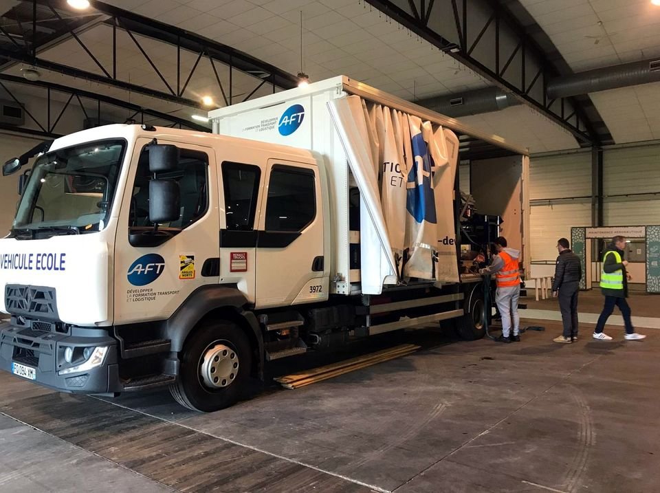 R0bertAndrew's tweet photo. Installation du stand Aéronautique aux olympiades Worldskills. Merci aux élèves de Bac Pro CTRM pour le transport du matériel et bonne vent aux élèves de Bac Pro Aéronautique qui vont participer à cet évènement...
#bacproctrm #bacproaéro #lycéelavoisier #WorldSkills https://t.co/lwsx9aFIW8