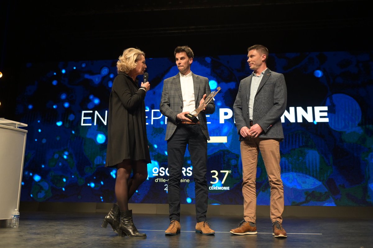 Joakim et Thomas Rahuel reçoivent leur prix par <a href="/carolepautrel/">Carole Pautrel-Glez</a>, vice-présidente @oecbretagne.
Félicitations à Rahuel bois !
#oscars35