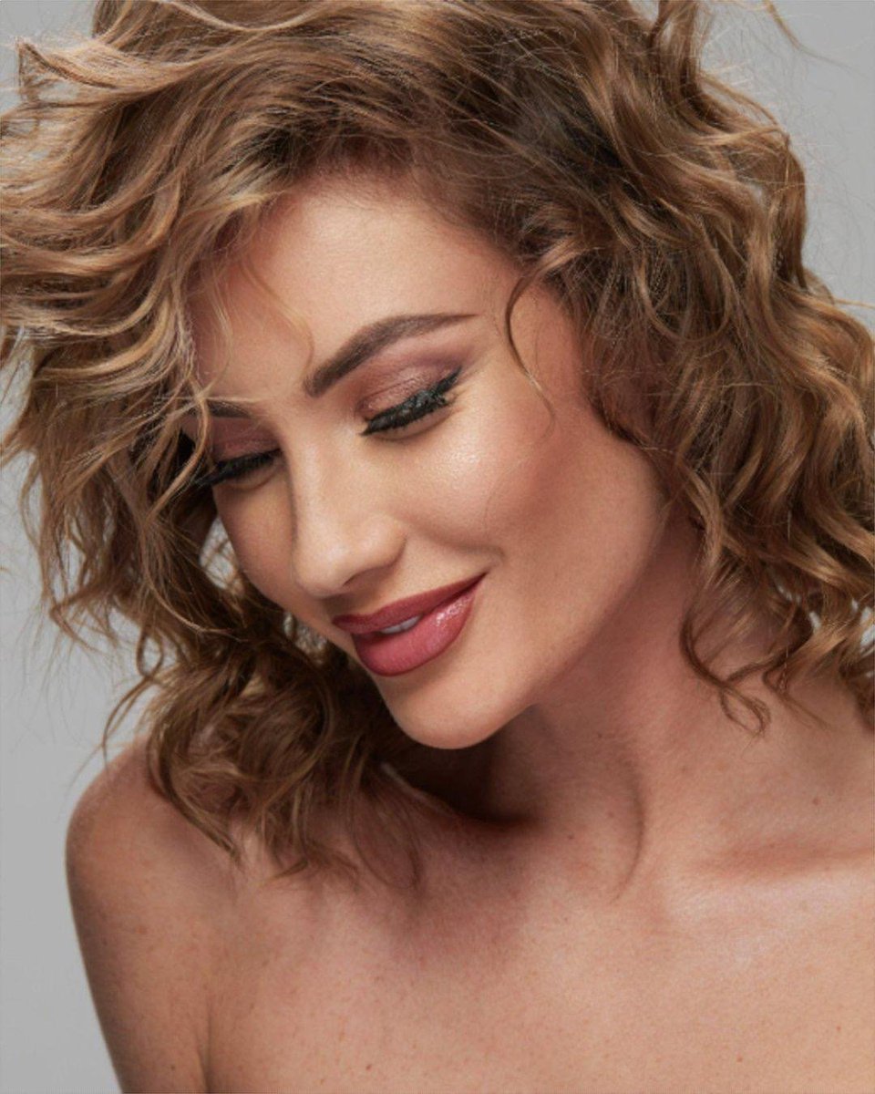 Get ready to glam up with our fabulous team! 

Book now just in time for Valentine's and feel your best! 

Artiste.co.uk

#makeupartist #makeupartists