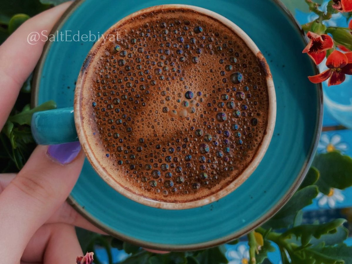 Kimseye acı vermemek için kırk yerinden kırılan inceliğim.

Şükrü Erbaş