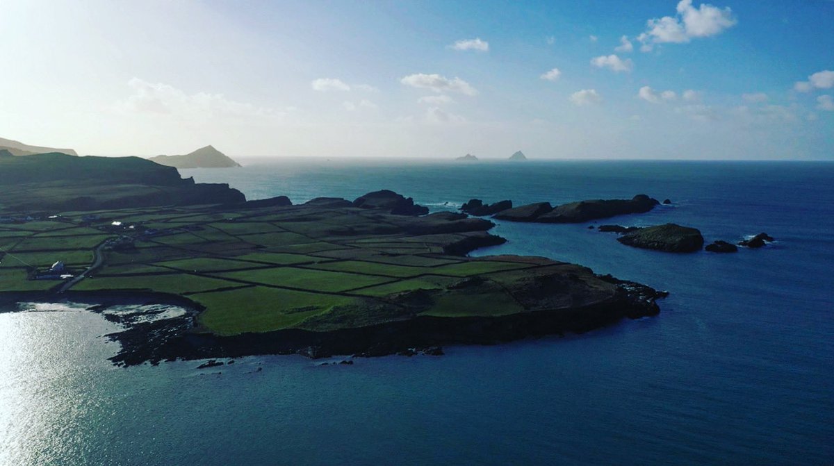 Aerialshot from #valentiaisland towards the open #atlanticocean. In the background you can see two small islands. Those is #skellig. A famous #filmlocation of #starwars 💫.
#ireland #wildatlanticway #caherciveen #waterville #caherdaniel #tralee #kenmare #killarney