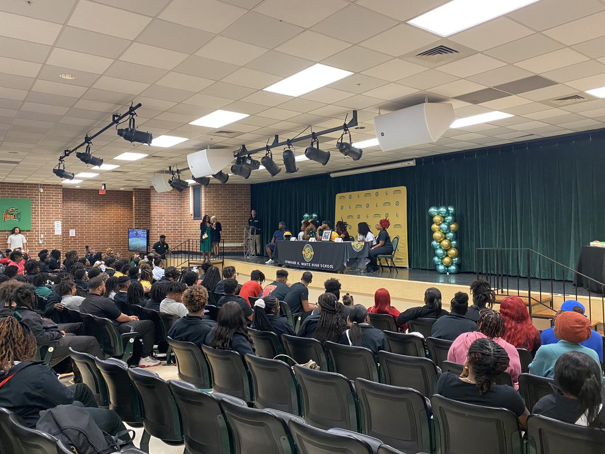 Over on the westside <a href="/EdWhiteFootball/">Ed White Commanders</a> had three signees. 

🏈 Tavales Thomas - Valdosta State
🏈 Gabriel Garmon - Tuskegee University
🏈 Lawrence Neloms - Edward Waters

Congrats to all! #teamsideline <a href="/FCN2go/">First Coast News</a>