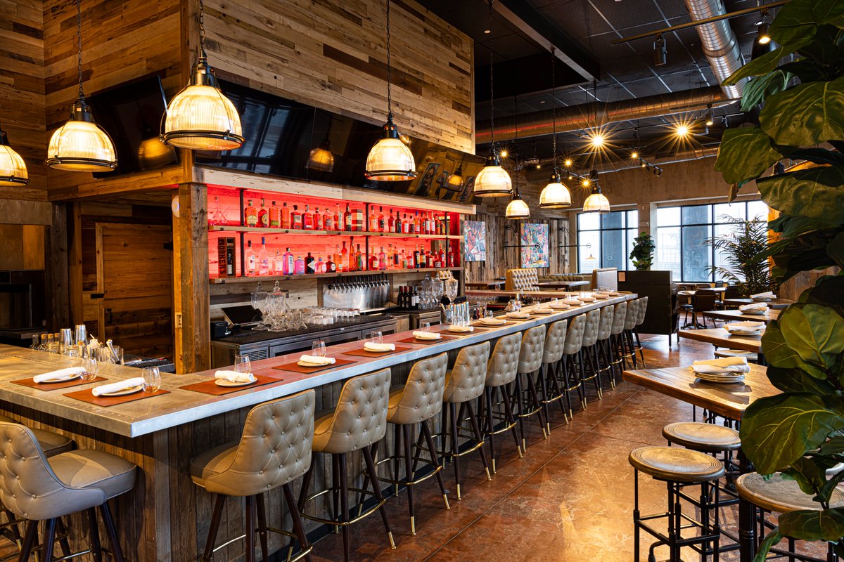 AtAssemblyRow's tweet image. Have you tried our newest restaurant, #CivilitySocialHouse? With a 25-seat bar and floor-to-ceiling windows, Civility is the place to enjoy creative cocktails alongside modern pub fare like the Mac &amp;amp; Cheese Donut and Lollipop Chicken Thighs.📸by @aTIEULI