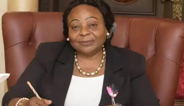 Le président de la Guinée Equatoriale a jeté son dévolu sur une femme pour occuper le poste de Premier ministre. Il s’agit de Manuela Roka Botey qui devient, à cet effet, la première femme de l'histoire de ce petit pays à occuper ces fonctions.

financialafrik.com/2023/02/01/gui…