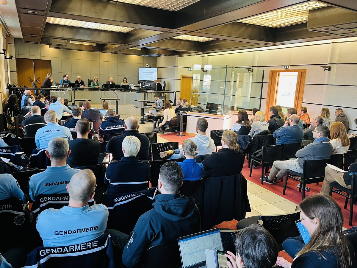 prcambrai's tweet photo. 💰⚖️ Merci à Nicolas BESSONE, directeur de @AGRASC_gouv et à l'équipe de l'antenne de Lille venus former aujourd’hui #magistrats, #greffiers et #enquêteurs de Cambrai aux saisies et #confiscations des avoirs criminels. https://t.co/rRz0QqErm8