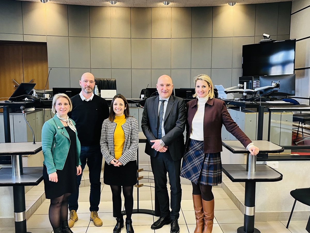prcambrai's tweet photo. 💰⚖️ Merci à Nicolas BESSONE, directeur de @AGRASC_gouv et à l'équipe de l'antenne de Lille venus former aujourd’hui #magistrats, #greffiers et #enquêteurs de Cambrai aux saisies et #confiscations des avoirs criminels. https://t.co/rRz0QqErm8