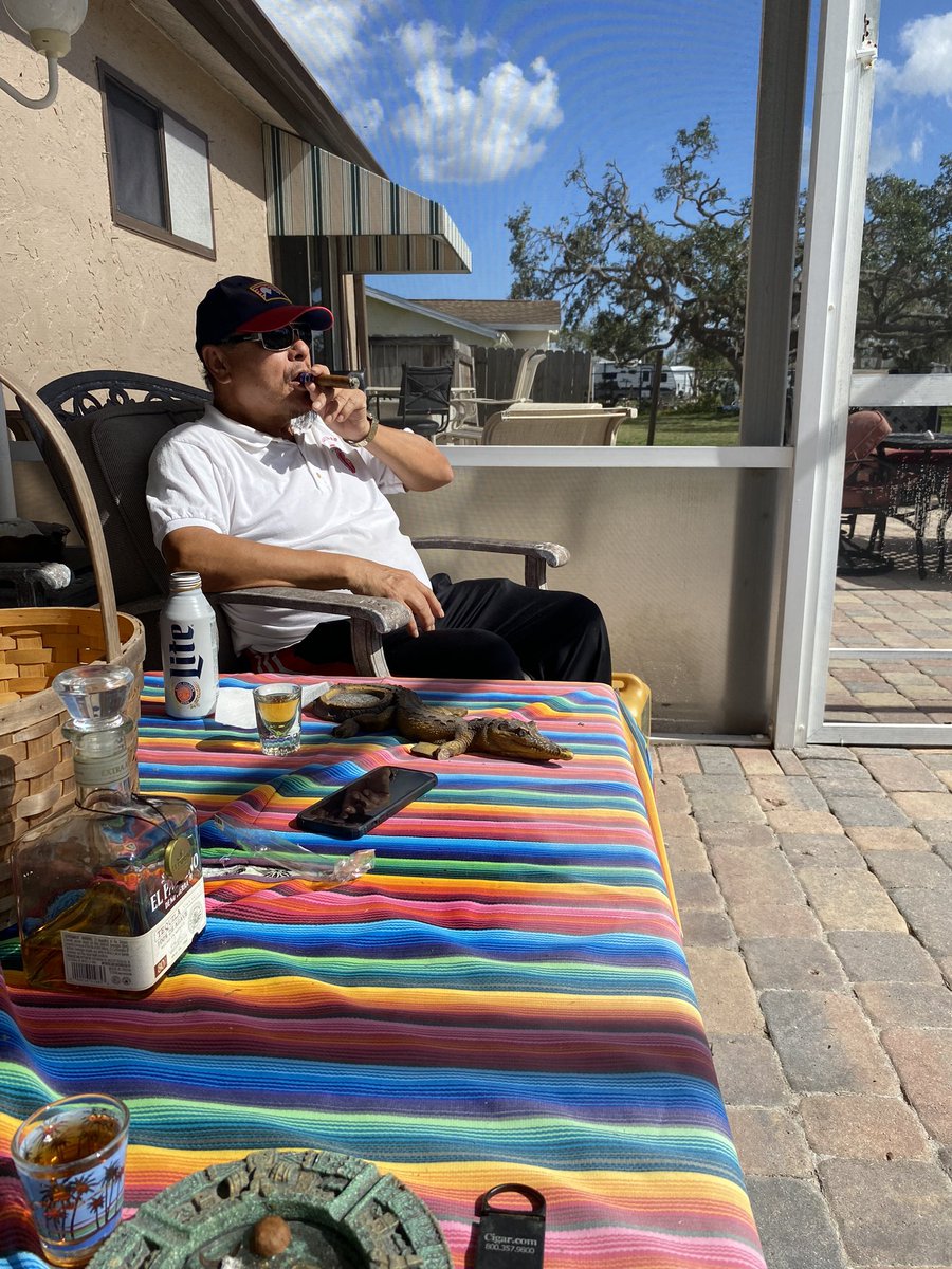 davidrcaissy's tweet image. Florida +31 by the pool and my dad is cold ( as you can see in the pic) #mexicanproblem #florida #tequila #cigar