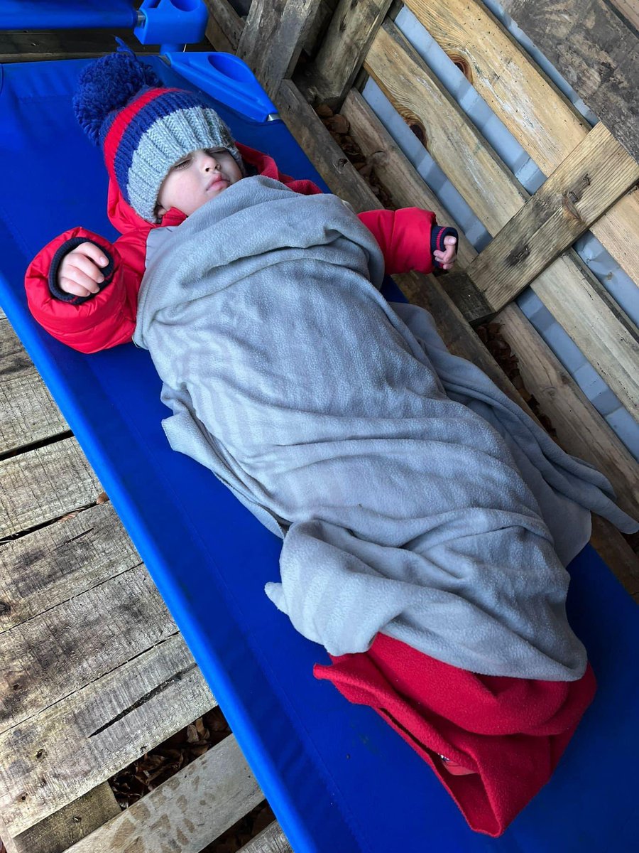 HOPHowies's tweet photo. Winter naps @HOPHowies.                  One of the greatest benefits to sleeping outdoors is the increased brain activity which allows kids to be happier, have better concentration, and an improved memory. @careinspect @playscotland @ScotChildmind @earlyyearsscot @girfec @wlelc https://t.co/owPoAYlqc6
