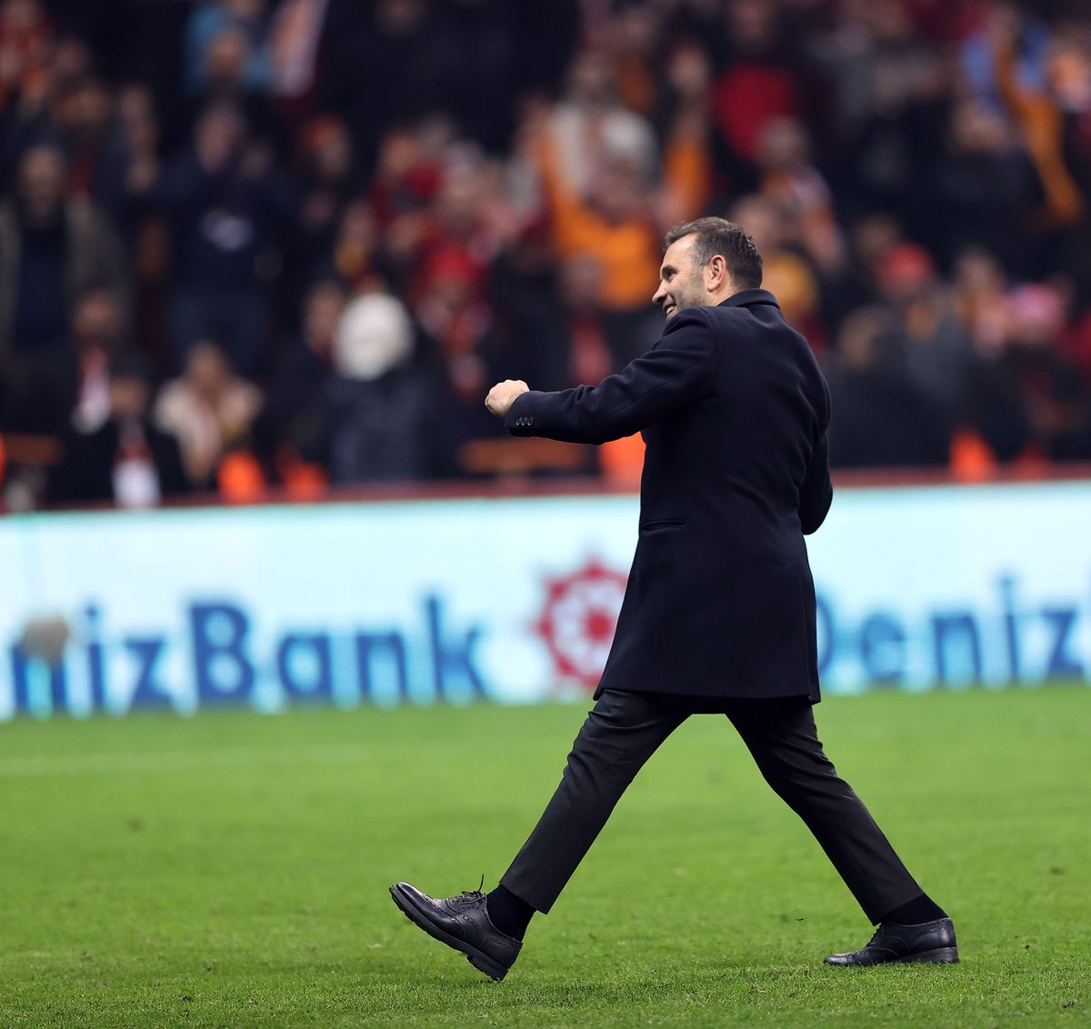 GalatasaraySK's tweet photo. 🧣 ＯＫＡＮ ＢＵＲＵＫ！ 💪 https://t.co/Tq3xPqHljx
