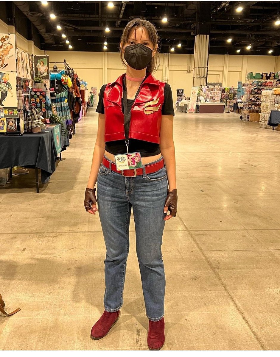 wowitsladyakumu's tweet photo. High-def pic of the back of my Claire vest taken by @/vishthestampede (IG) at SU last year!
#ResidentEvil #ClaireRedfield #REBHfun #REBH27th #REBH26th #StationUnity #StationUnity2022 #SU2022 @alysontheother https://t.co/J6bbHV2KXA