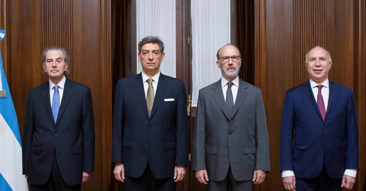 #JuicioPolíticoALaCorte
Comenzó el debate en la Comisión de la Cámara de Diputados. Desde Rosario, el titular del Partido Comunista local, Norberto Champa Galiotti, cuestionó al gobernador Omar Perotti por no acompañar el proyecto. 
nuestrapropuesta.org.ar/politica/4919-…