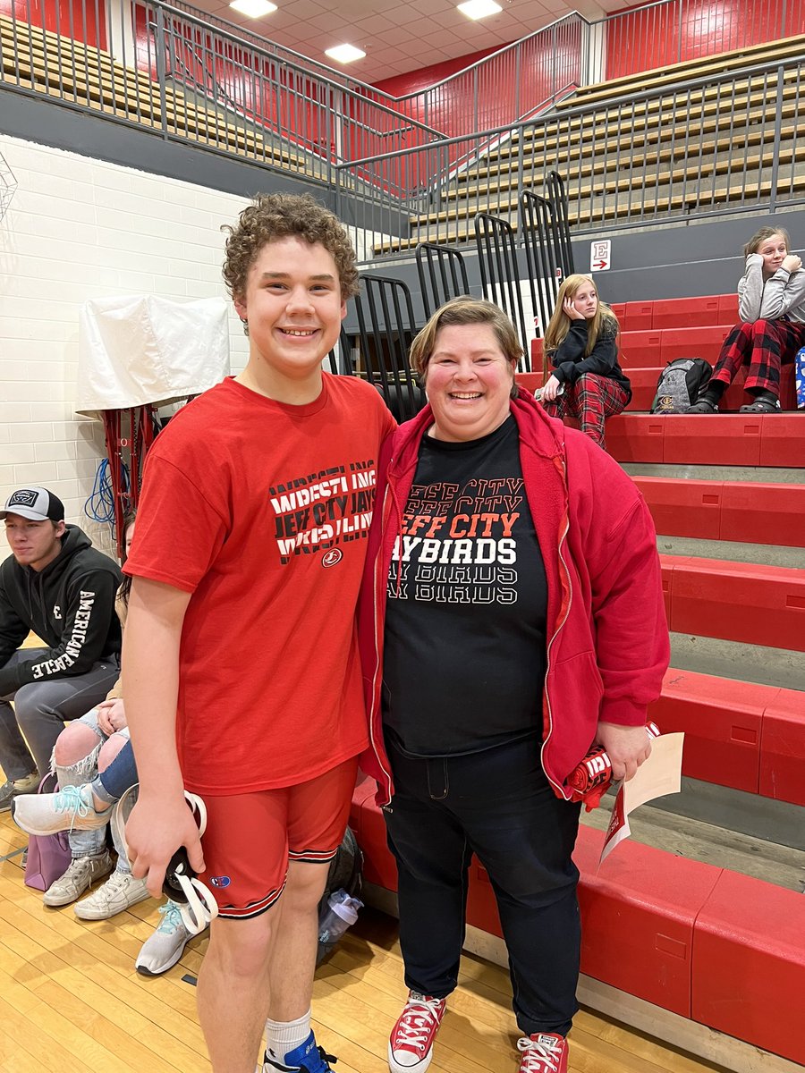 GidsterReviews's tweet photo. Jays Wrestling Teacher appreciation night- Thank you so much Mrs Lemons for being a great librarian. https://t.co/feTOyvVLzY