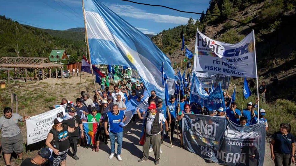 #YlaMarchaVa
Las dos columnas de la Séptima Marcha Soberana ya están en las inmediaciones de Lago Escondido. Participan representantes del Partido Comunista.
nuestrapropuesta.org.ar/pais/4918-y-la…