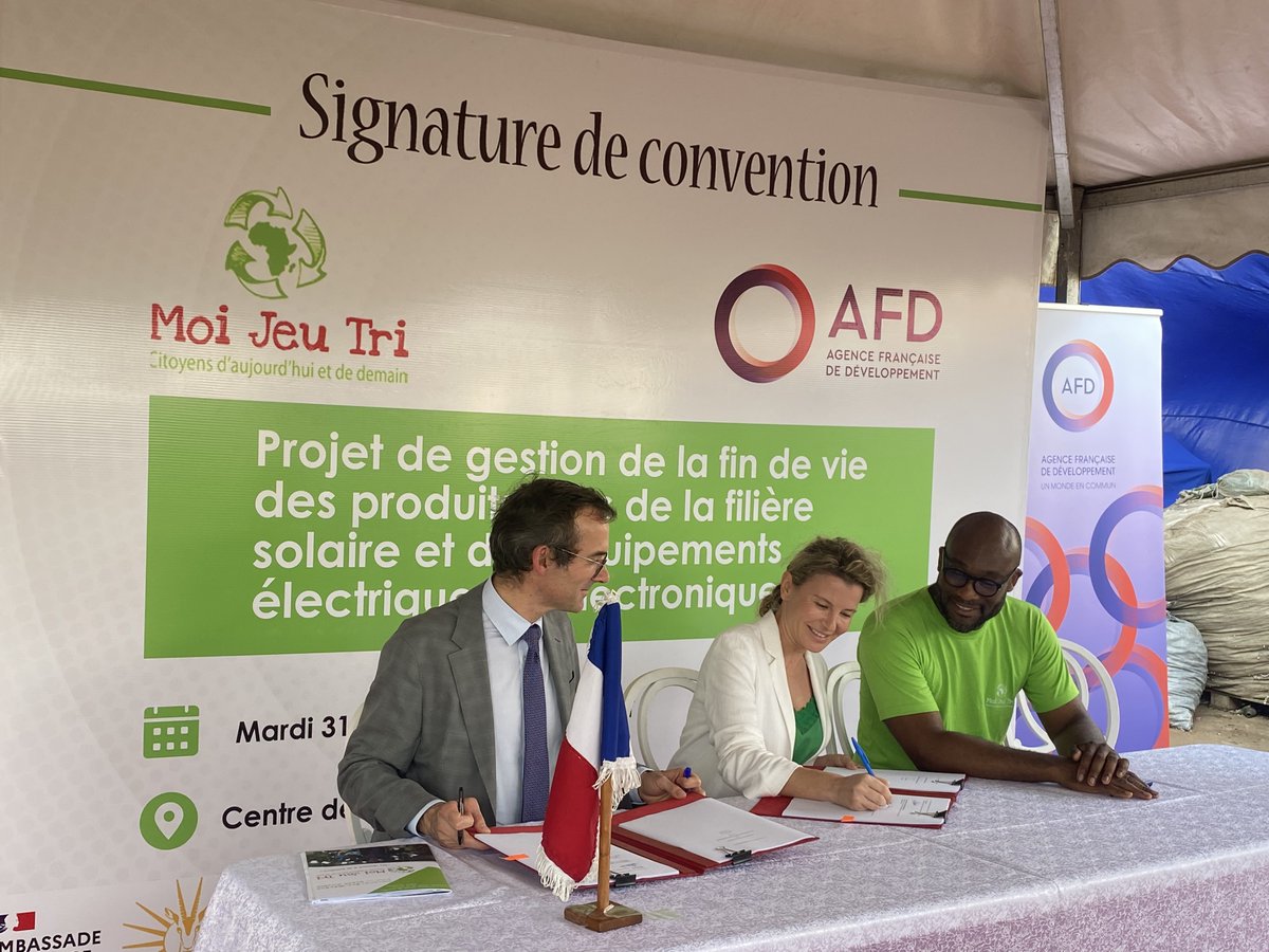 FranceauTogo's tweet photo. Signature de convention entre @AFD_France @moijeutri et @FranceauTogo pour le projet #FISONG de mise en place d’une filière pérenne de valorisation des DEEE au Togo. 
1.125 M€ seront engagés en faveur de la filière déchets électriques et électroniques issus du solaire. https://t.co/BtWKN9rSpU
