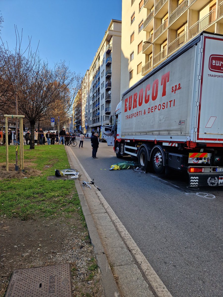 Un altro camion, un'altra bici. 💔
#milano