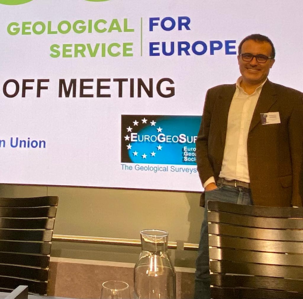 <a href="/FrLaVigna/">Francesco La Vigna</a> di #Ispra nominato Chairman del Gruppo Geologia Urbana di <a href="/EuroGeoSurveys/">EuroGeoSurveys</a>, da 50 anni riferimento per le politiche comunitarie in ambito geologico.
Ispra partecipa a EuroGeoSurveys attraverso gli Expert Groups e diversi progetti comunitari, tra i quali <a href="/GeoServiceEU/">GSEU - A Geological Service for Europe</a>.