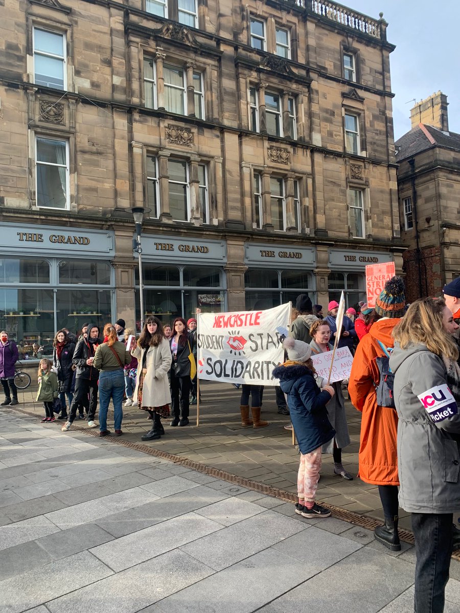 What a turn out today at Newcastle. Solidarity with forever with everyone striking, we all deserve better ✊🏾✊🏾✊🏾✊🏾

#ucustrikes #ucuRISING @NewcastleUniUCU