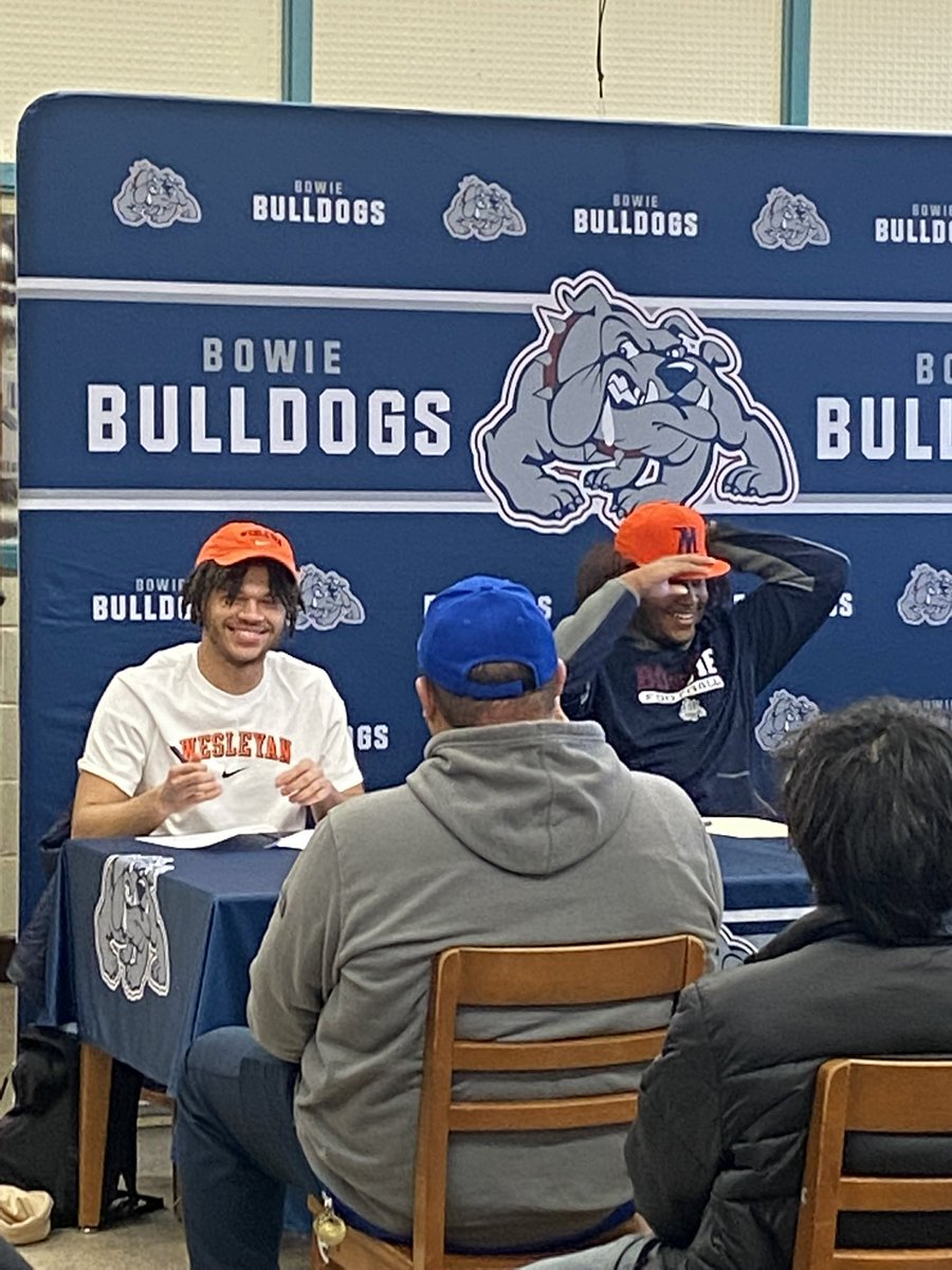It feels good to sign the papers! @WVWCFB @BowieHighFB @Martind_Gator