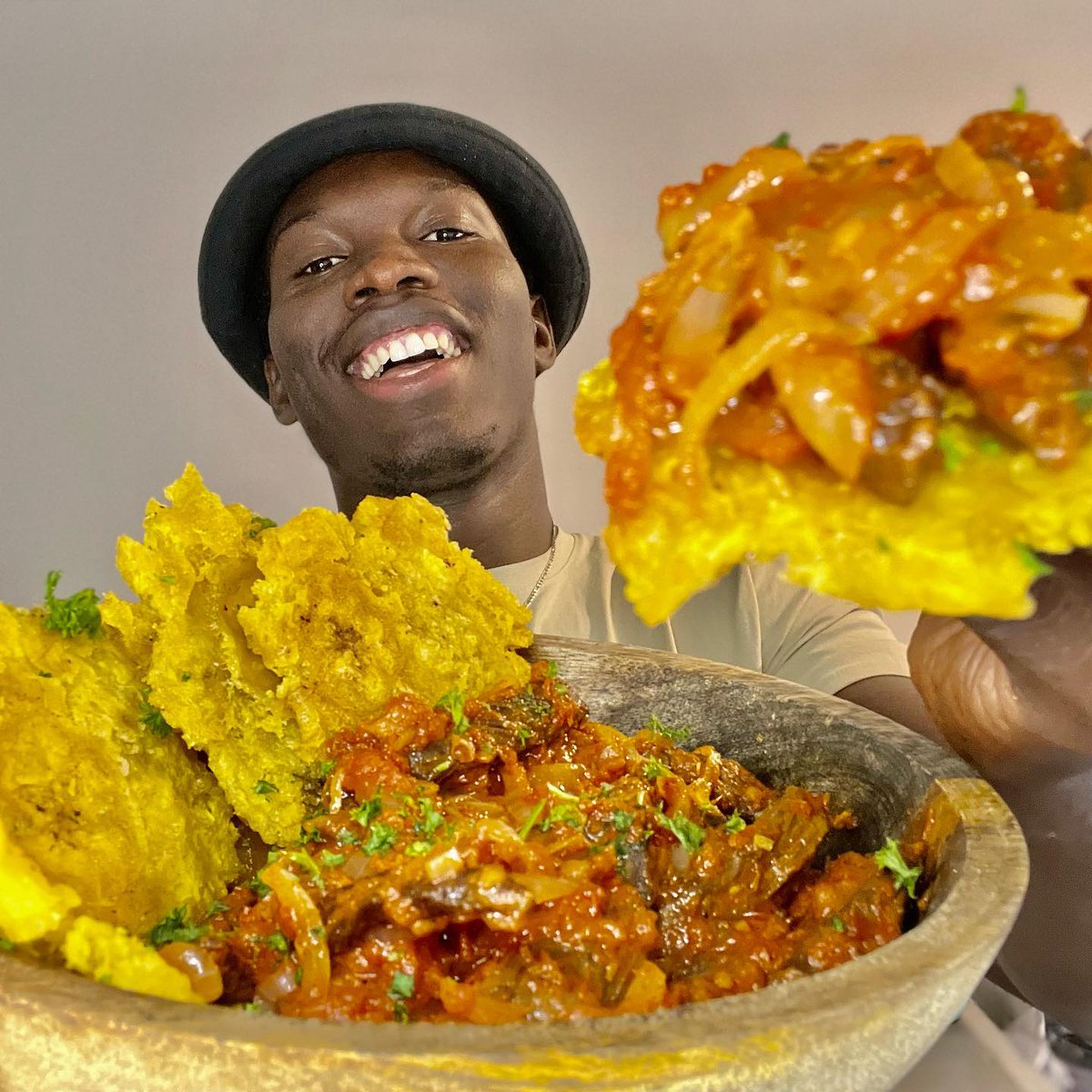 askanpreneur's tweet photo. Le parcours de Cheikh Niang montre que parfois il ne faut pas grand chose pour réaliser ses rêves. Parfois, juste un téléphone et de bonnes idées suffisent. Sur les réseaux sociaux, il porte le nom de “NiangCook”, et culmine aujourd’hui à plus de 700.000 abonnés sur Tik Tok. 🔥🥘 https://t.co/Ji1ijbV6tS