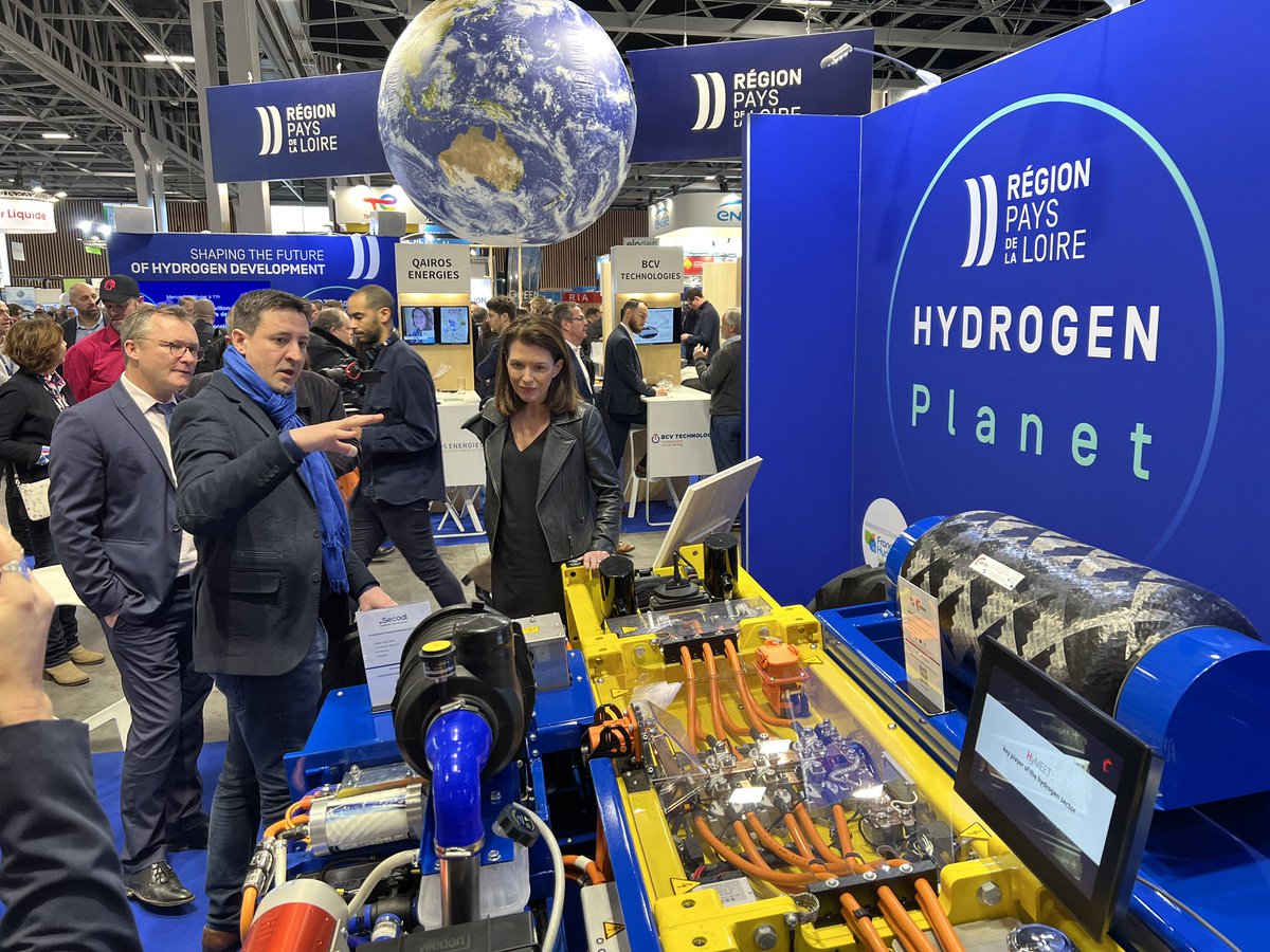 Christelle MORANÇAIS (@c_morancais) on Twitter photo Ravie d’inaugurer le stand des #PaysDeLaLoire au salon <a href="/HyVolution/">Hyvolution</a> pour mettre à l’honneur nos entreprises engagées dans l’innovation industrielle par l’#hydrogène.
Notre stratégie de mix énergétique ne pourra se faire sans cette énergie décarbonée !
#industrie Ravie d’inaugurer le stand des #PaysDeLaLoire au salon <a href="/HyVolution/">Hyvolution</a> pour mettre à l’honneur nos entreprises engagées dans l’innovation industrielle par l’#hydrogène.
Notre stratégie de mix énergétique ne pourra se faire sans cette énergie décarbonée !
#industrie