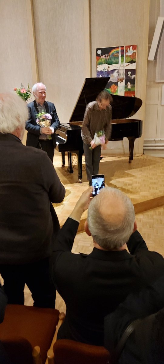 Tussen alle films door, een lezing van schrijver Jan Brokken. Pro Rege Kralingen. Over zijn prachtige boek 'De tuinen van Buitenzorg'. Voordracht afgewisseld met indrukwekkend pianospel van Tobias Borsboom. Een mooie voorstelling, daarna weer snel terug naar het #IFFR