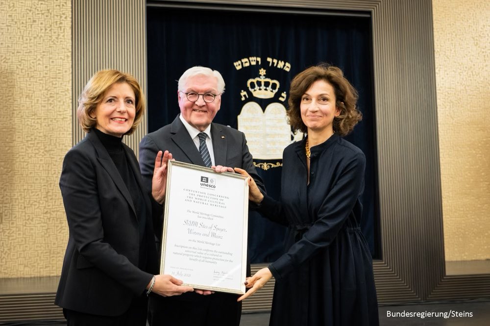 BPrSprecherin's tweet photo. BPr #Steinmeier hat heute in der Mainzer Neuen Synagoge der rheinlandpfälzischen MPräs'in Malu Dreyer die @UNESCOWelterbe-Urkunde für die #SchUM-Stätten Speyer, Worms und Mainz übergeben. Damit wurden zum ersten Mal jüdische Kulturdenkmäler in 🇩🇪 als Welterbe anerkannt. @rlpNews https://t.co/22NpgcQxRB