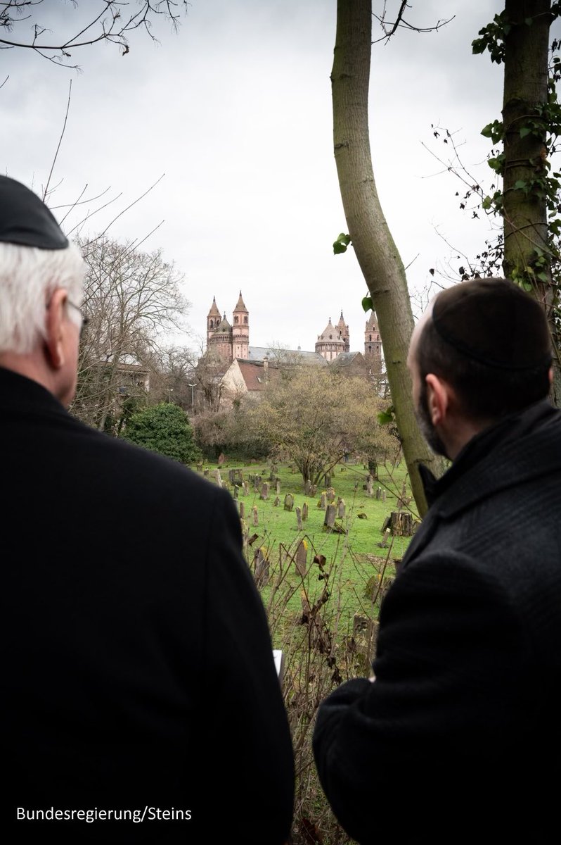BPrSprecherin's tweet photo. BPr #Steinmeier hat heute in der Mainzer Neuen Synagoge der rheinlandpfälzischen MPräs'in Malu Dreyer die @UNESCOWelterbe-Urkunde für die #SchUM-Stätten Speyer, Worms und Mainz übergeben. Damit wurden zum ersten Mal jüdische Kulturdenkmäler in 🇩🇪 als Welterbe anerkannt. @rlpNews https://t.co/22NpgcQxRB