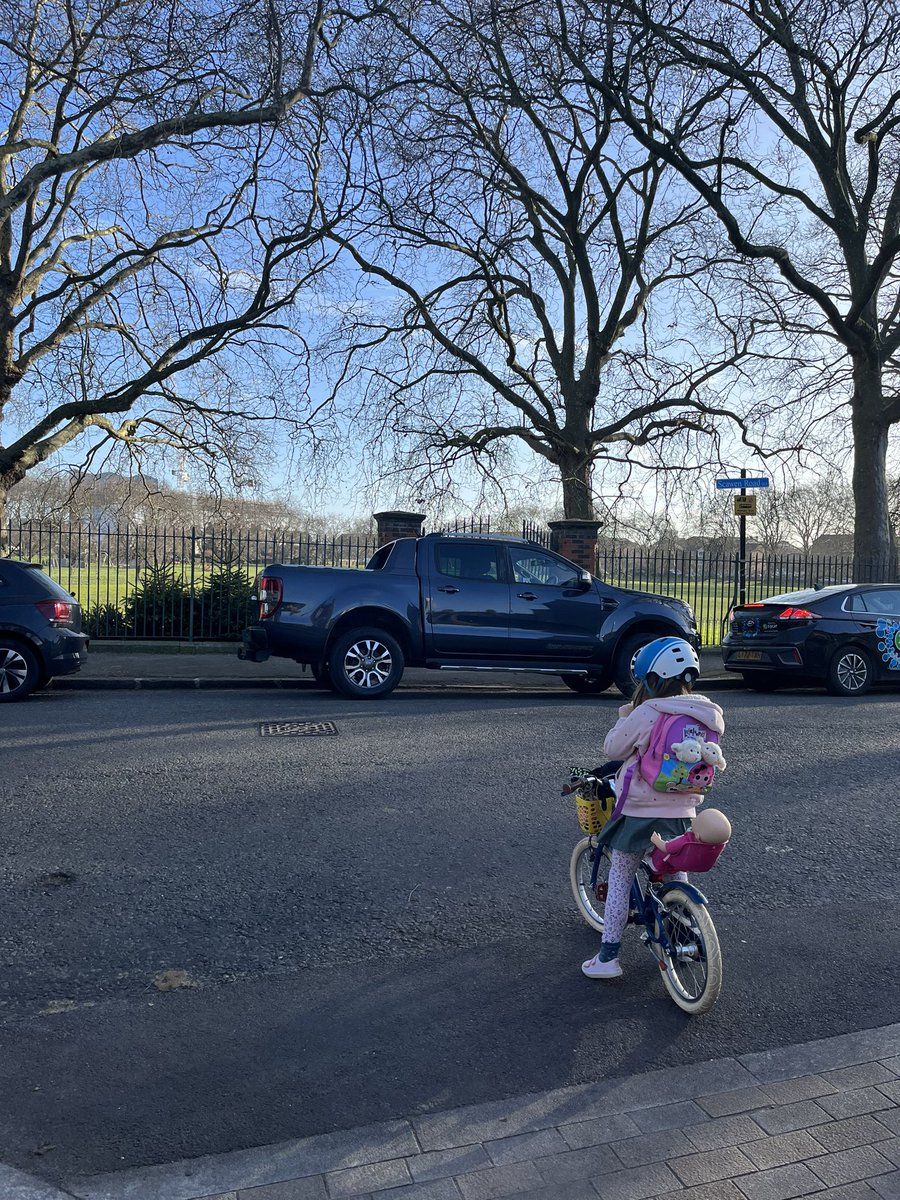 So fed up with this! This is the entrance of #DeptfordPark. This is where the ‘ramp’ is to enter the park. All we’re asking (since 2017) is for double yellow lines to be painted on the entrances to stop this kind of behaviour. Reported it countless times. Shouldn’t be complicated