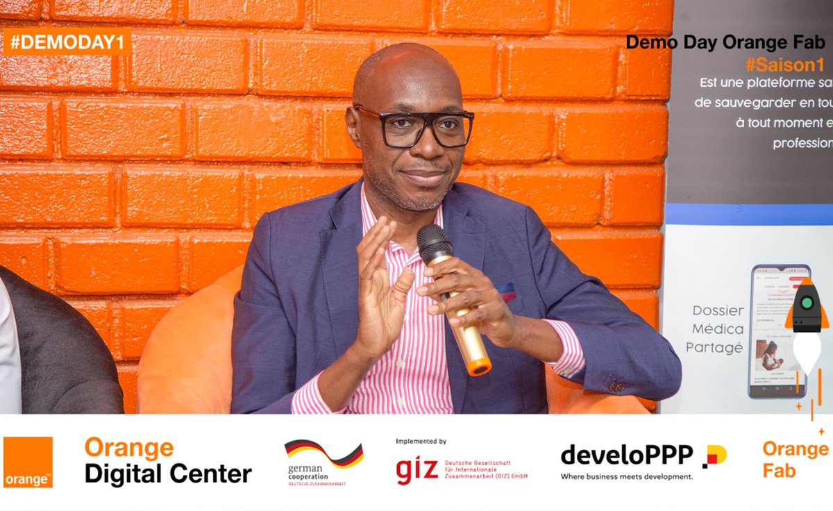 Orange_Cameroun's tweet image. 🚀#OrangeFab Cameroun - #DemoDay1🚀
Le panel était constitué de :
- Marie BALLA, Déléguée Régionale du Ministère des PME, de l’économie sociale et de l’artisanat
- Serge Ntamack, Expert en Droit et Technologies, Investisseur.

#DemoDay1  
#OrangeFab  
#ODCCMR