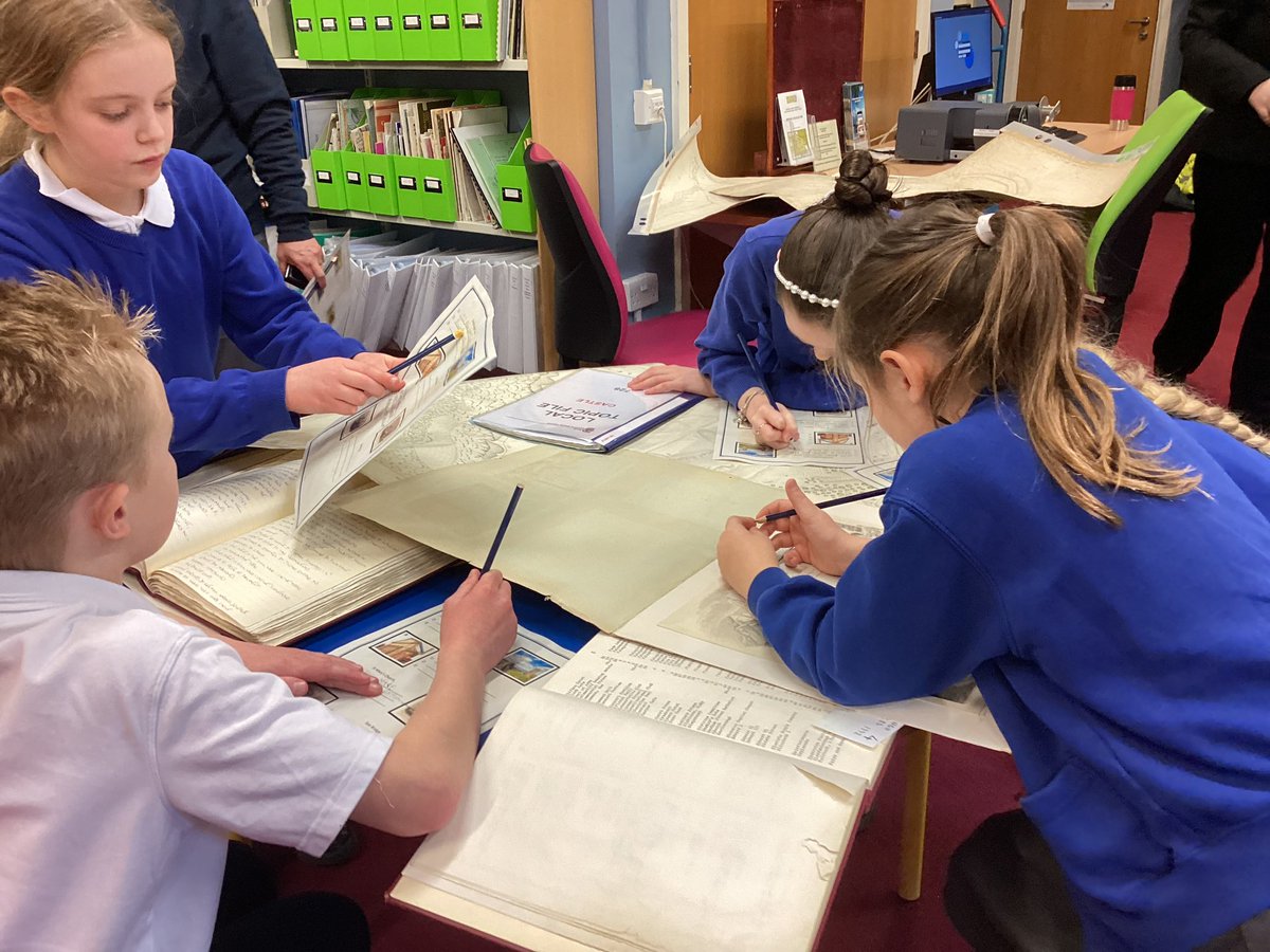 rhianroberts96's tweet image. We lucked out on the weather today for our Grimshaw trail with Wykeham School. Exploring the places in Scarborough that Grimshaw loved and painted 🌚