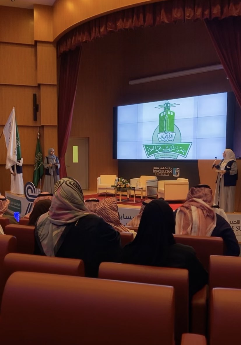 سعدت بمشاركتي في مسابقة الترجمة الاقليمية بجامعة الأمير سلطان التاسعة كانت تجربة رائعة، وسعدت أكثر بفوز فريقنا في مسار الترجمة الشفهية مبارك لقسمناا🤩🤩

مبارك لزميلاتي في فريق الترجمة الشفهية 
لمى ورندة وسارة رفعتوا روسنا 🤍🫂