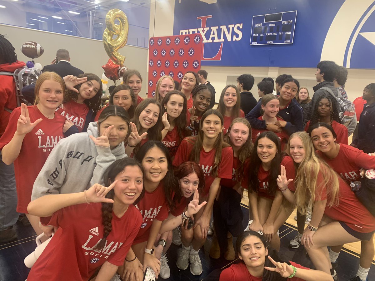 LamarTexWSoccer's tweet image. Varsity supporting all the Lamar Athletes signing to play at the next level. Congratulations everyone signing and good luck in college 
#LBLOCK
@RecruitLamar
