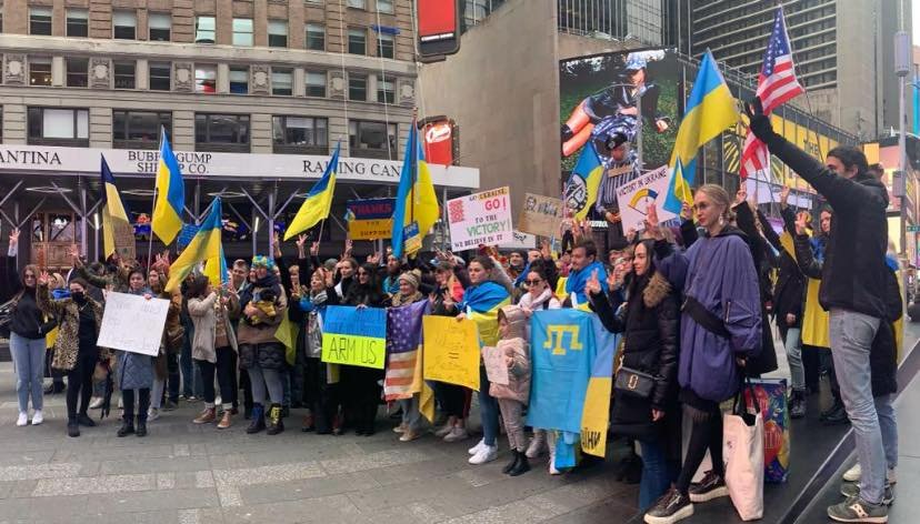 UDoNation_'s tweet photo. In New York, the Ukrainian diaspora organized another rally in support of Ukraine and against russian aggression. On Saturday, dozens of people came to Times Square with Ukrainian flags and placards.

#ArmUkraineNow
#StandWithUkraine 
#СлаваЗСУ https://t.co/0durytQDiZ